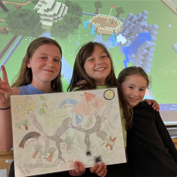 Selma Holmqvist, Tone Lindblom och Molly Jernström framför minecraft-skärm.