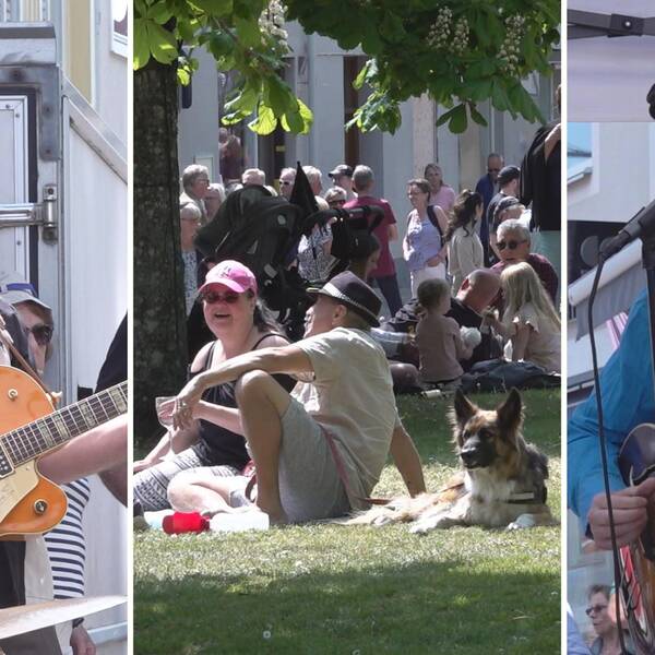 På bilden syns två olika bluesmusiker som spelar och folk som sitter i Kykrparken i Mönsterås och lyssnar på musiken.
