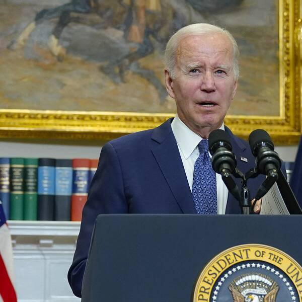 USA:s president Joe Biden står i en talarstol.