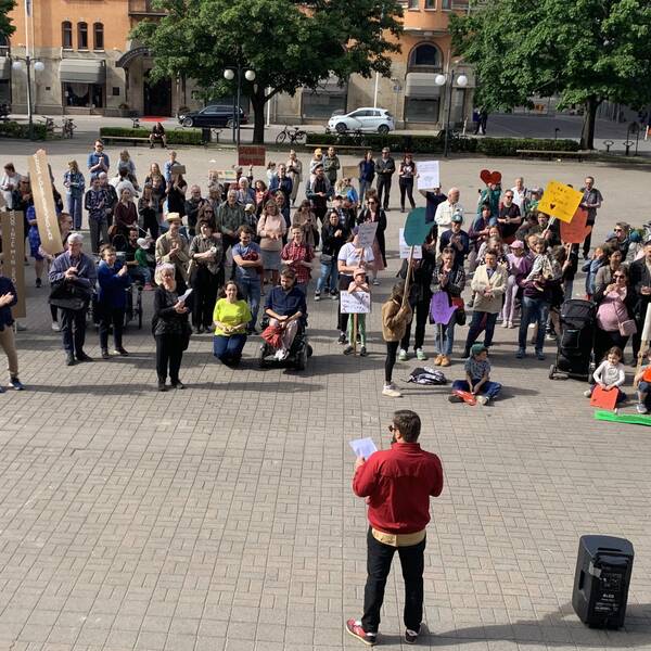 Manifestation i Norrköping mot skolnedläggningar.