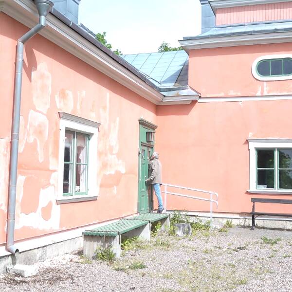 Gustavsviks herrgård, en förfallen herrgård med rosa väggar, och Ernst Kirchsteiger som tittar in genom dess gröna dörr.