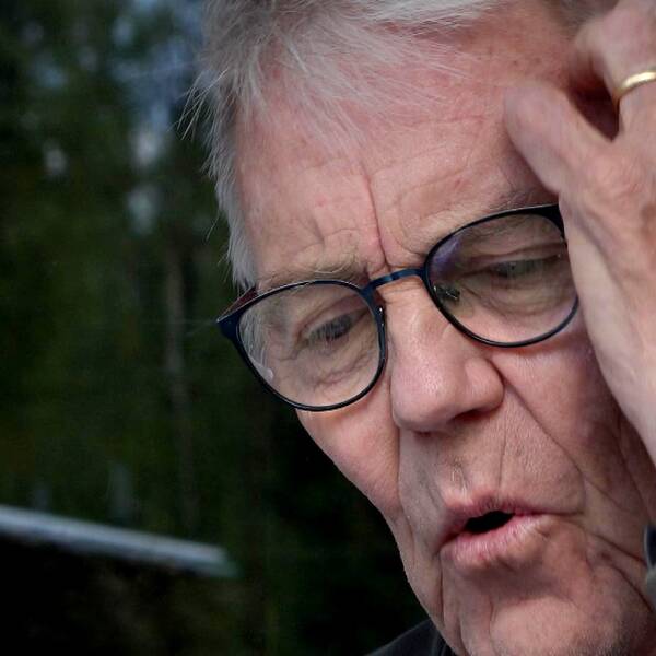 Peter Berglund sitter vid ett bord hemma i Östanbäck utanför Sundsvall och tittar ner på det brev han skrivit till Försäkringskassan. Han har mörka kläder och kort grått hår.