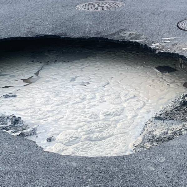 Slukhål på basketplan i Tyringe.