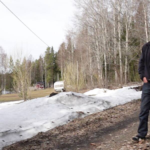 Gunnar Pettersson står vid en snöhög
