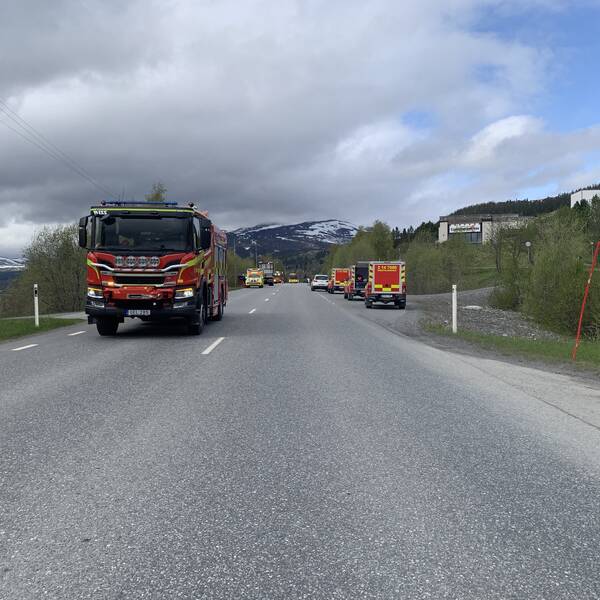Flera röda bilar från räddningstjänsten parkerade längs E14 i Åre.