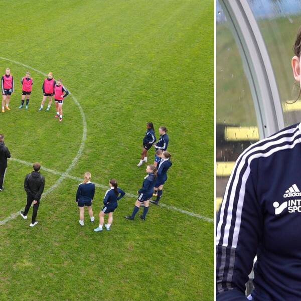 Kvinnliga fotbollsspelare vid mittcirkeln på en fotbollsplan. Till höger en spelare som kollar in mot kameran.