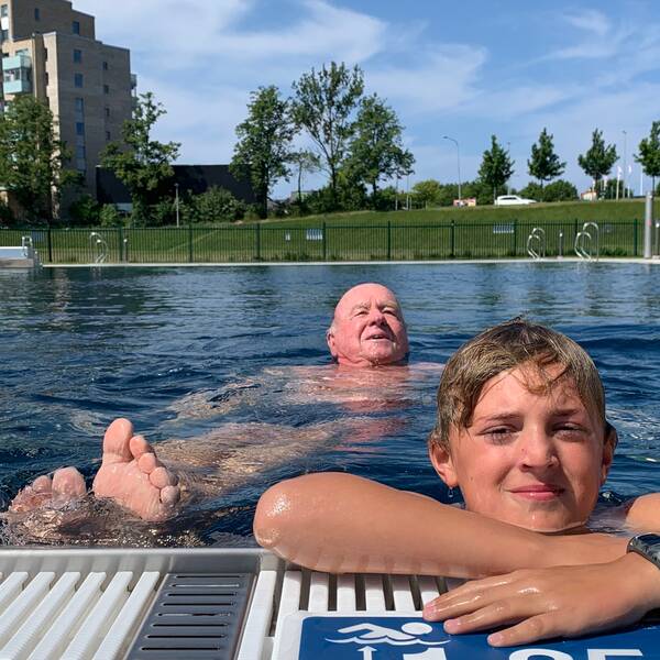 Alex och Lucas i bassängen på det nya badet på Drottninghög tillsammans med farfar Jan Lauritzson.