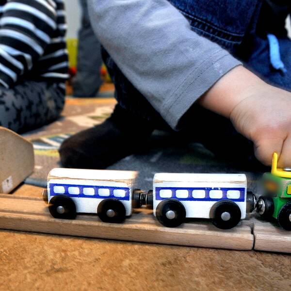 Bild på barn som leker med tåg.