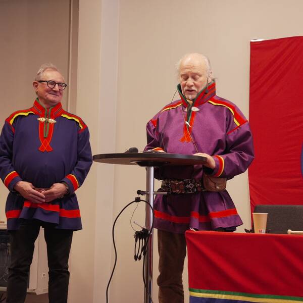2023 års hedersprismottagare samiska språkprofessorn Mikael Svonni och SSR:s ordförande Matti Blind Berg.