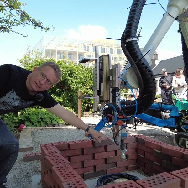 Mathias Haage, lektor i datavetenskap vid Lunds tekniska högskola, visar upp roboten ”Bettan” som murar en grillplats i Lund.