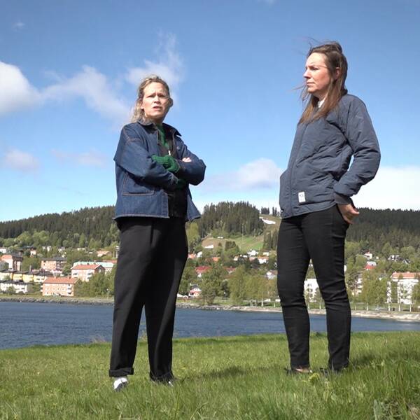 Jenny Sandström, ordförande och Maria Svensson Wiklander styrelseledamot  i föreningen Storsjöns kallbadhus står på ön mellan Frösön och Östersund och tittar ut mot vattnet.
