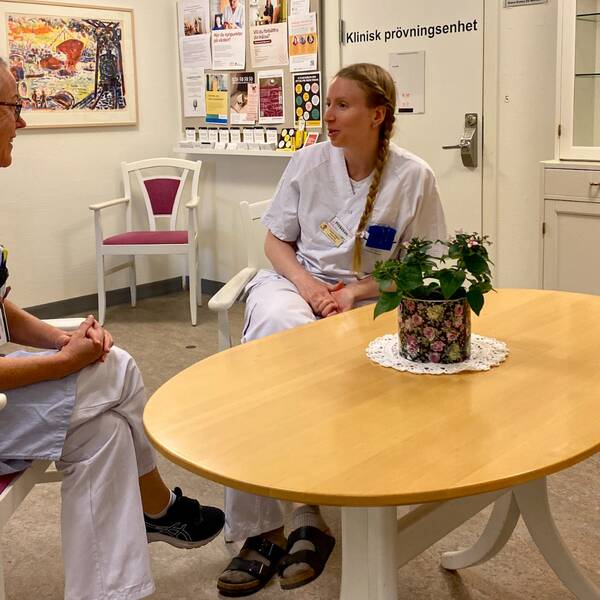 Enhetschefen Cecilia Colmet och psykologen Anette Hagner diskuterar första året på onkologklinikens rehabenhet.