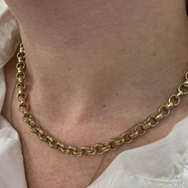 en hals med ett halsband
