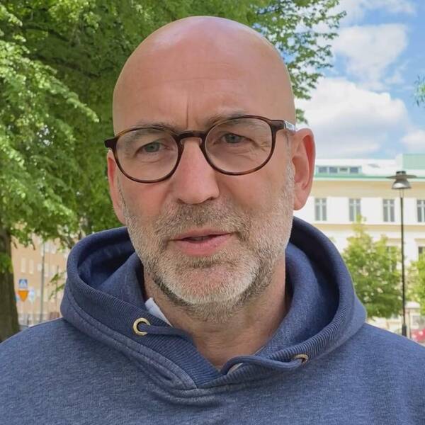 Man i glasögon och blå luvtröja står i park med gröna träd. Anders Wiklander, säkerhetschef Karlskrona kommun.