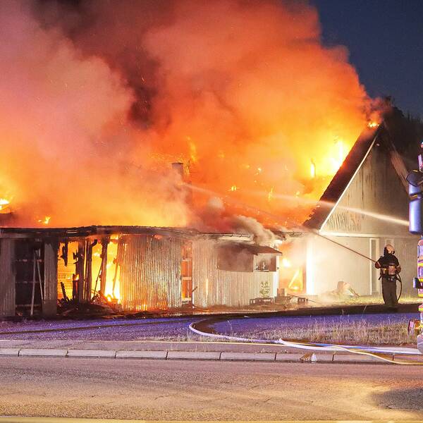 Brandmän arbetar vid en brand i restauranglokal i Veberöd.