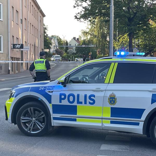 En kraftig explosion ska ha inträffat i centrala Västerås. Polisen på plats har identifierat skador på en port till ett flerfamiljshus.