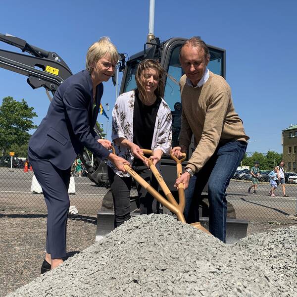 Catharina Håkansson Boman, ordf i styrelserna som följer upp storstadsavtalen i Stockholmsförhandlingen och Sverigeförhandlingen, Robert Hammarstrand, ordf i exploateringsnämnden, Göteborgs Stad och Louise Jeppsson, ordf i Infrastruktur- och kollektivtrafiknämnden i VGR tar första spadtaget på den nya spårvagnssatsningen på Hisingen.