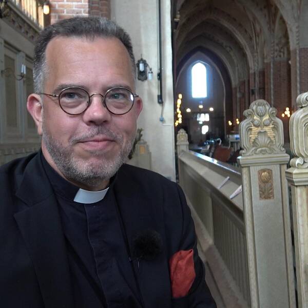 I bild syns domprosten Christofer inne i Strängnäs domkyrka.
