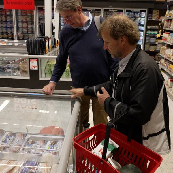 Ulf Mazur vd för matpriskollen plockar en billigare matkassa med SVT:s reporter