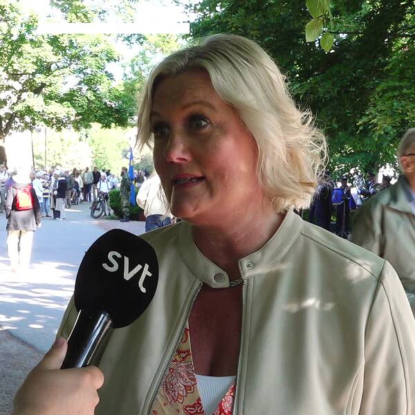 Örebro läns landshövding Lena Rådström Baastad intervjuas av SVT under nationaldagsfirandet 2023 vid Örebro slott.