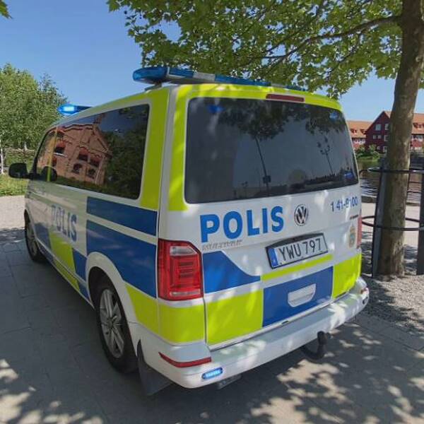 Polisbil längs en å.