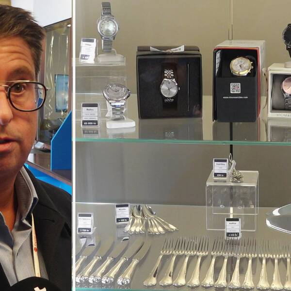 Tvådelad bild: Stefan Rydén, butikschef på en pantbank i Örebro samt en monter i pantbanken där klockor och silverbestick är framställda.