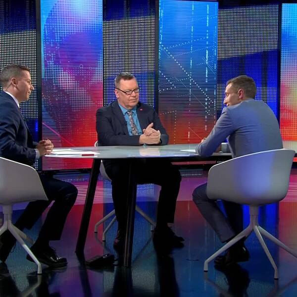 Programledare Marcus Carlehed med EU-parlamentarikerna Erik Bergkvist (S) och Tomas Tobé (M) i EU-parlamentets studio i Bryssel.