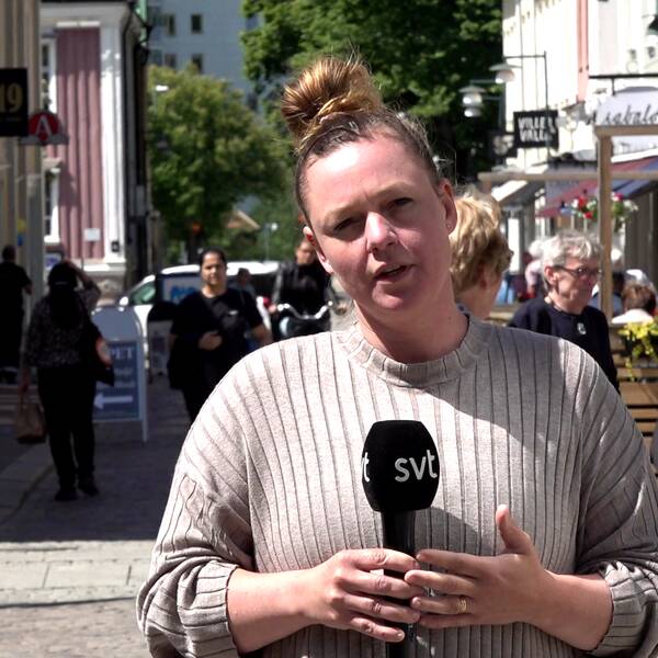 Reportern Sofia Netskar står på en gata i Alingsås med en mikrofon och tittar in i kameran.