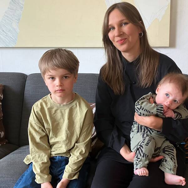 Linnéa Teljas-Puranen lapsineen SVT:n haastattelussa.