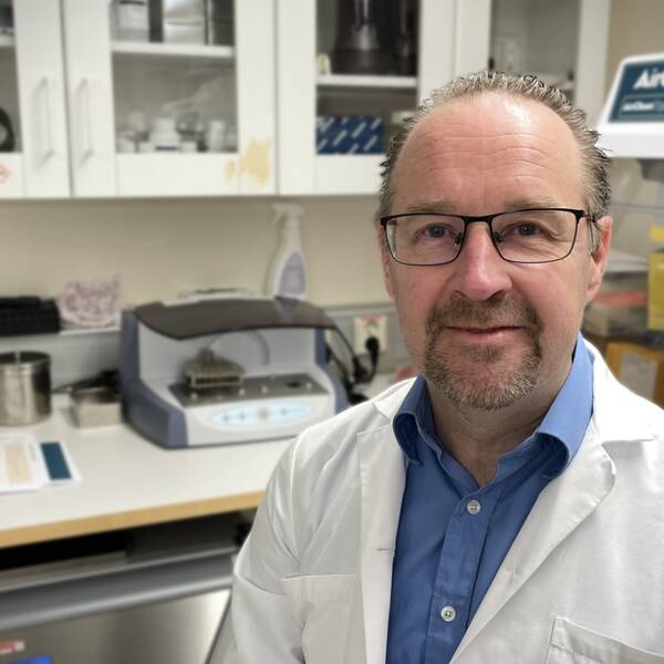 Professor Magnus Unemo sitter på en stol i laboratoriemiljö.