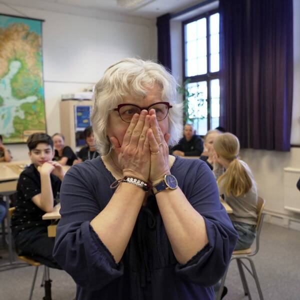 Lena Sjöblom håller händerna över munnen när hon överraskas av Lilla aktuellt i klassrummet