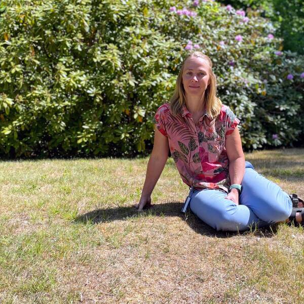 Elin Lindblom, miljö- och bygglovschef på Östra Göinge kommun, sitter på en torr gräsmatta och tittar in i kameran. I sommar ska den fulaste gräsmattan i kommunen utses.