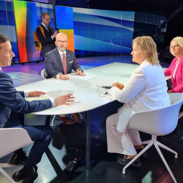EU-parlamentarikerna Charlie Weimers (SD, Karin Karlsbro (L) och Heléne Fritzon (S) debatterar om EU orkar med ytterligare utvidgning och när det i så fall kan bli aktuellt. Programledare: Marcus Carlehed.