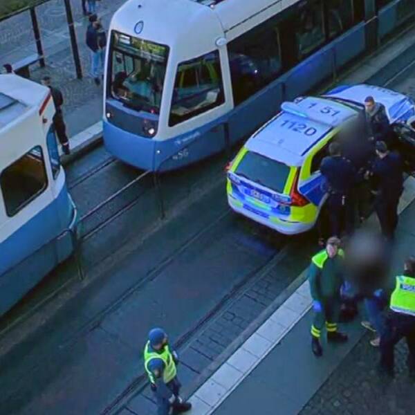 Polis och ambulans omhändertar en person i Brunnsparken i centrala Göteborg.