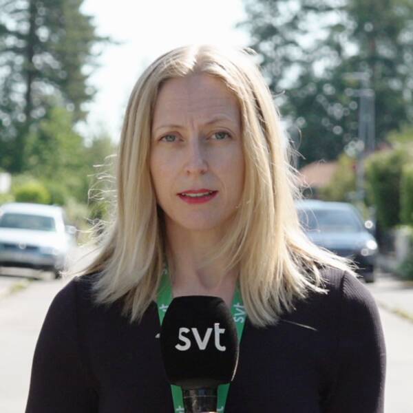 SVT:s reporter Maja Tengnér på gata på Bjurhovda i Västerås.