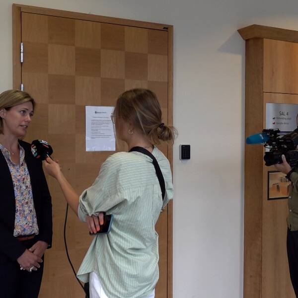 Åklagaren blir intervjuad av norsk media.