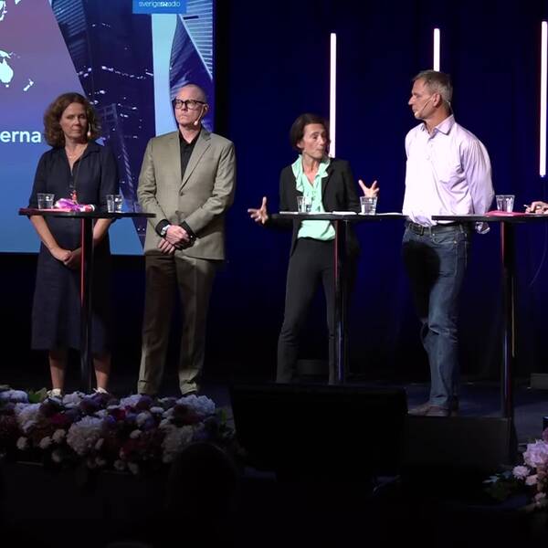 Korrespondenter från Sveriges radio på en scen i Kulturhuset, Stockholm.