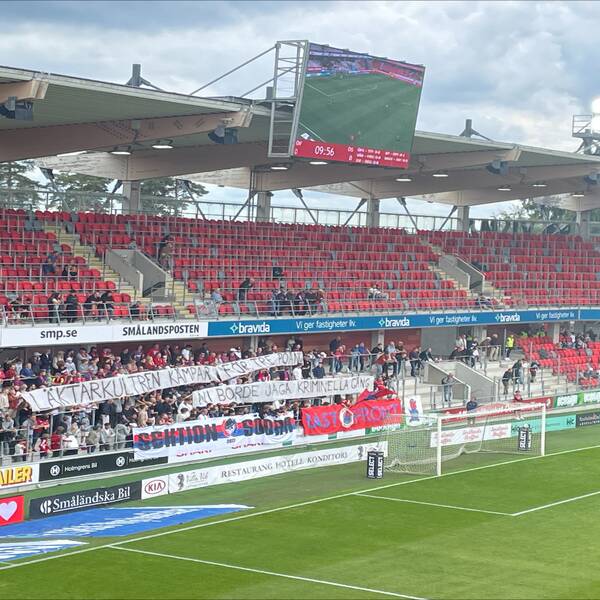 Östers ståläktare på Visma Arena. Banderollen lyder Läktarkulturen kämpar för tre poäng – Ni borde jaga kriminella gäng”.