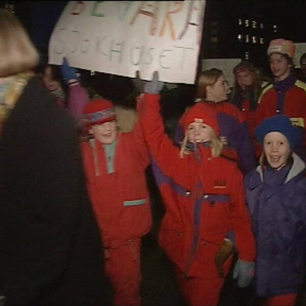 Barn i demonstrationståg 1994 med plakat ”Rädda sjukhuset”