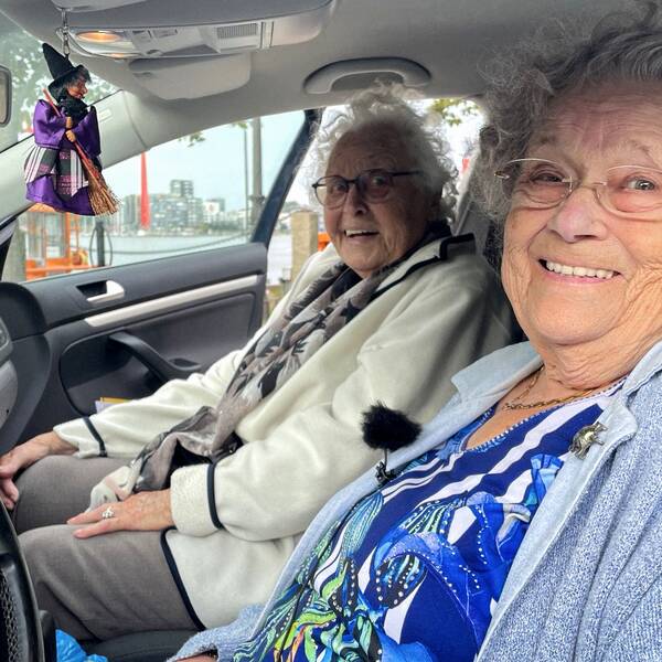 Regina, 90 år, och Kitty, 99 år, åker på bilsemestrar tillsammans