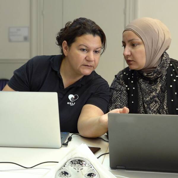 Hanin Ali och Mirna Dabbaghe går en datorkurs genom projektet Hela Sisters i Landskrona.
