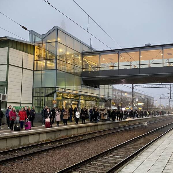 Pendlare väntar på ett försenat tåg på Västerås station 2023.