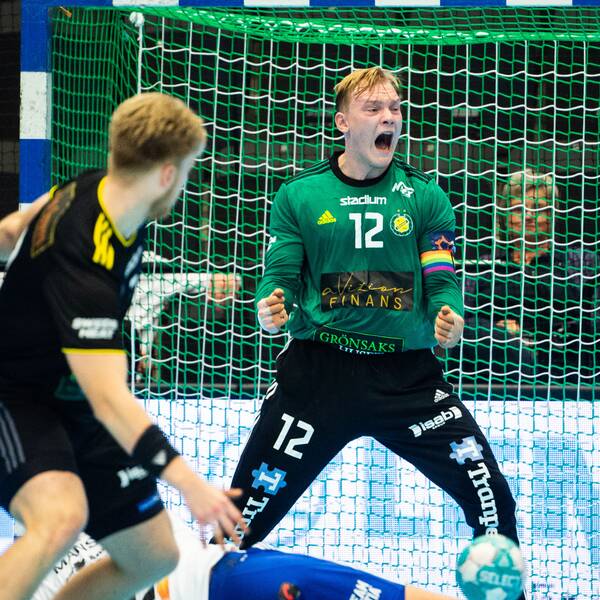 Sävehofs målvakt Simon Möller jublar under handbollsmatchen i Handbollsligan herr mellan Ystad IF och Sävehof den 19 september 2023 i Ystad.