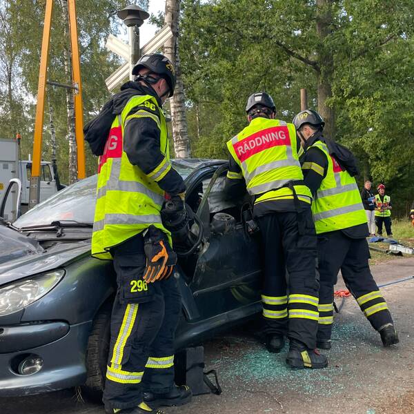 Räddningstjänsten Skåne Nordväst arbetar med att få ut skadade personer ur en krockad bil vid en iscensatt olycka vid ett tågspår.