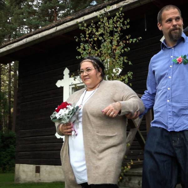 kvinna och man som nyss vigts kliver nedför trapp