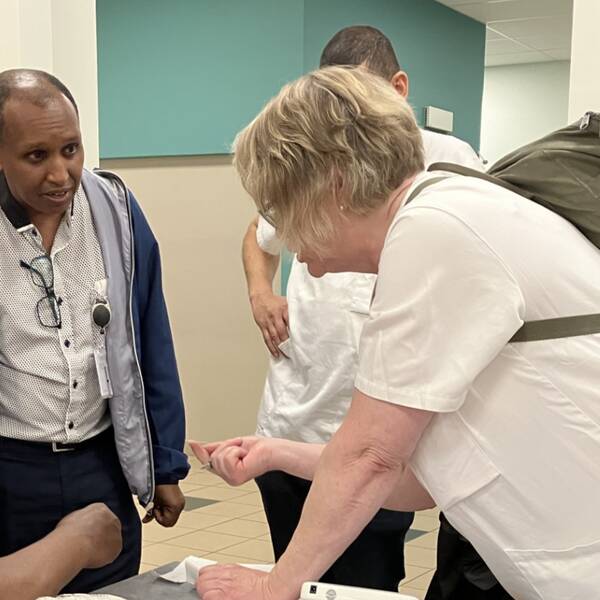 En undersköterska som mäter en mans blodtryck på Rosengård i Malmö.