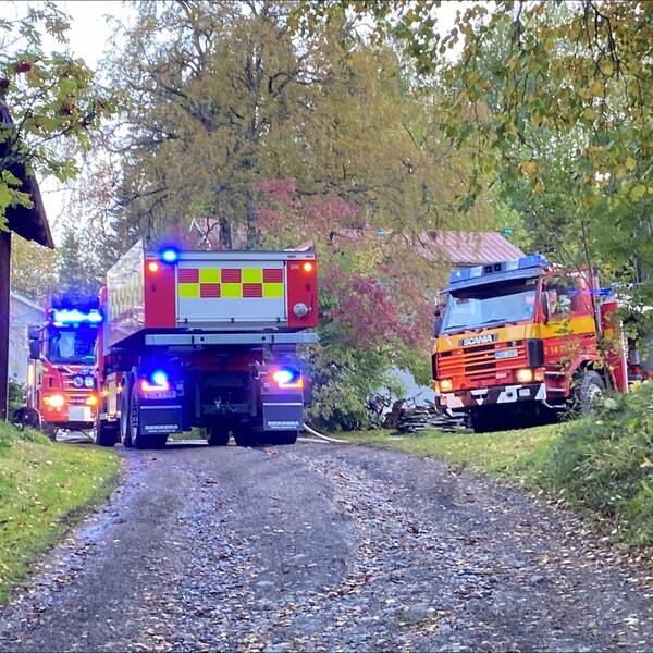 Brandbilar på plats utanför ett brinnande hus i Järpen, Åre kommun