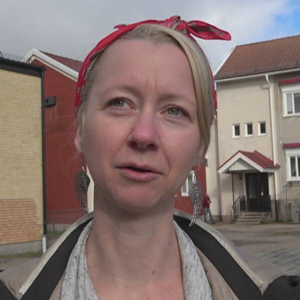 Emma Jönses står framför Furulundsskolan i Lillhärdal.