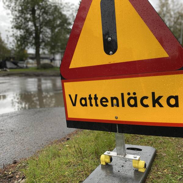 Varningsskylt med texten vattenläcka.