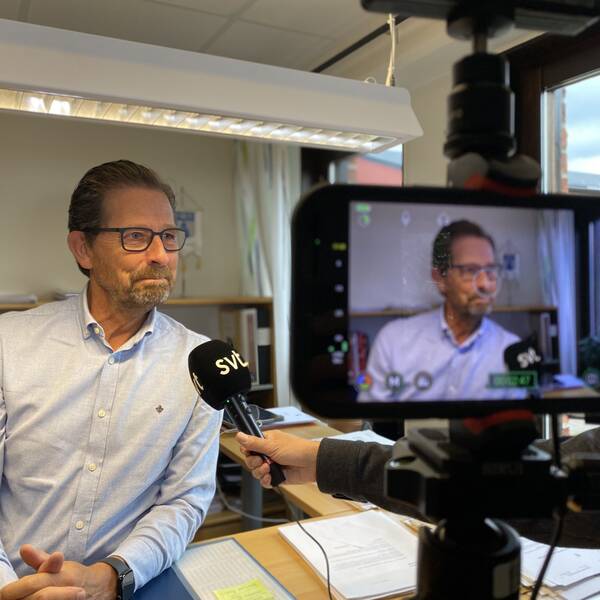 I videon ovan berättar kommunchefen hur de löst situationen och när IT-systemen väntas vara helt återställda.